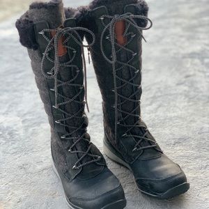Salomon Women Boots with Fur top and detailed laces